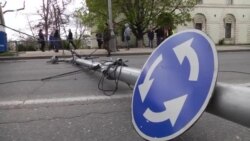 В Севастополе на проезжую часть упали две сетевые опоры (видео)
