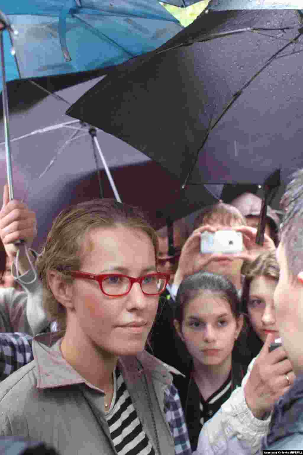 Ксения Собчак привезла протестующим зонтики