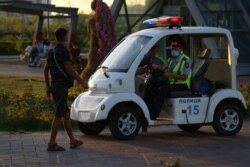 Қорғаныс киімін киген мамандар қоғамдық орындарды залалсыздандырып жүр. Алматы, Қазақстан. Көрнекі сурет. Коронавирус пандемиясы кезінде ботаникалық бақтағы қоғамдық тәртіптің сақталуын қадағалап жүрген полицейлер. Нұр-Сұлтан, 4 тамыз 2020 жыл.