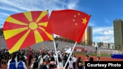 Zastave Sjeverne Makedonije i Kine na kulturnom događaju u Kini