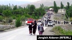 Чек ара айылдарындагы эл жаңжалдан кийин өкмөт өкүлдөрү менен жолугушууга баратат. Баткен, 8-май, 2014.