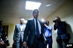 Comisarul UE pentru energie Guenther Oettinger soseste la o intâlnire cu ministrul rus al energie și cu conducerea Gazprom pe 29 august, 2014 in Moscova.