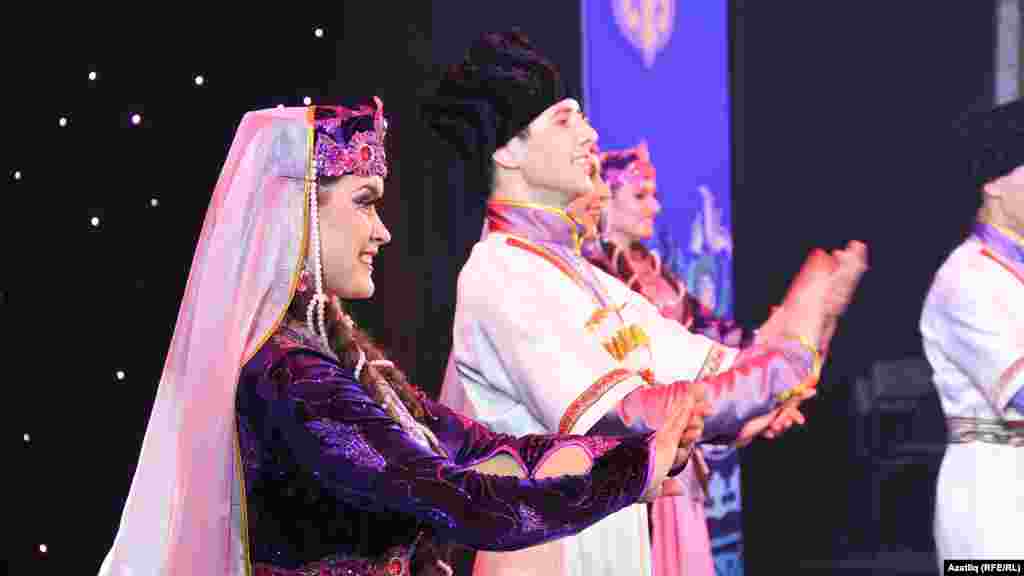 "Агыйдел" ансамбле чыгышы