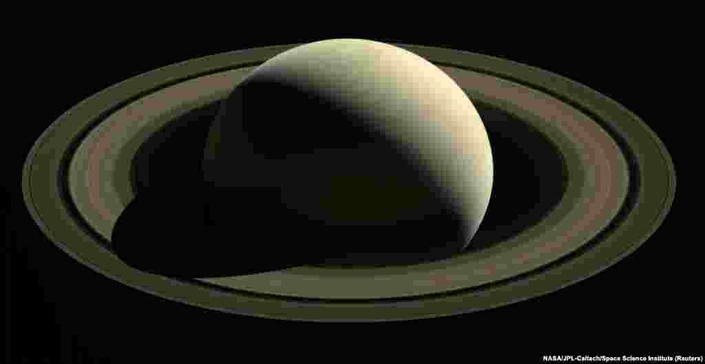 یکی از آخرین تصاویری است که سفینه فضایی کاسینی از سیاره زحل ارسال کرده. وقتی این سفینه فضایی در سال ۲۰۰۴ به مدار زحل&nbsp; وارد شد، نیمکره شمالی این سیاره که در این تصویر دیده می&zwnj;شود، از سیاهی آخر زمستان بیرون می&zwnj;آمد. حالا که دیگر ماموریت کاسینی به آخر رسیده، بخش شمالی در زیر آفتاب دائم تابستان در حال سوختن است.&nbsp;