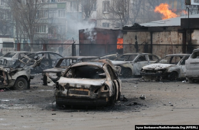Последствия обстрела украинского города Мариуполь из установок "Град" в январе 2015 года