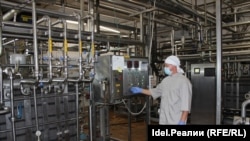 Zapadne mašine i oprema se koriste u fabrici sira