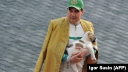Президент Туркменистана Гурбангулы Бердымухамедов держит щенка алабая во время празднования Дня скакуна в Ашгабате в 2018 году.
