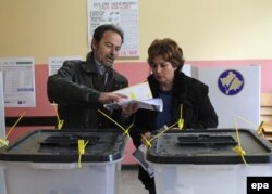 Srbi glasaju na opštinskim izborima na biračkom mestu u Severnoj Mitrovici, Kosovo, 17. novembar 2013.