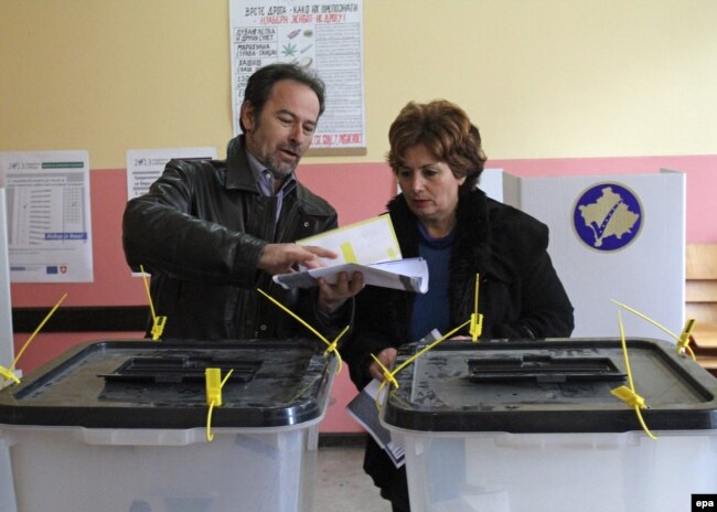 Serbët duke votuar në zgjedhjet komunale në një vendvotim në Mitrovicën e Veriut, Kosovë, 17 nëntor 2013.
