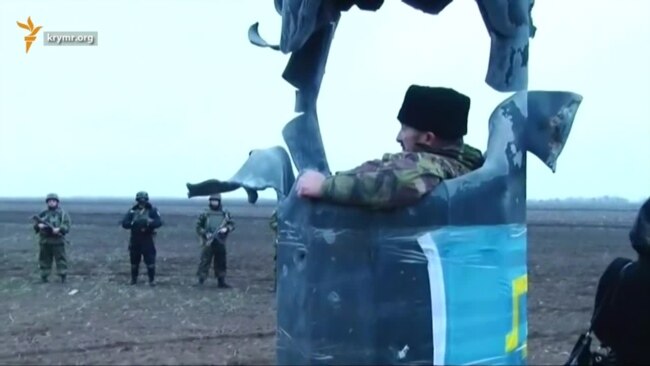 Активисты блокады Крыма препятствуют ремонту подорванных опор ЛЭП (видео)