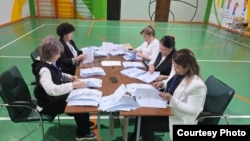 Подсчет голосов на референдуме. Избирательный участок №298 в Алматы