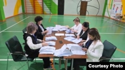 Алматыдағы №298 референдум учаскесінде комиссия мүшелері бюллетень санап отыр. 15 наурыз, 2026 жыл.