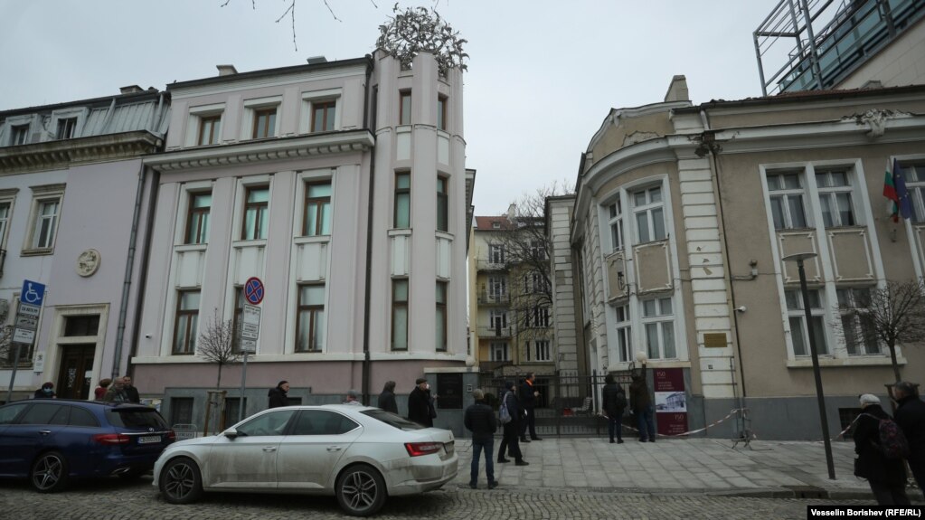 Домът на сестрата на Никола Мушанов в София, на ул. "Московска" 45 (на снимката вдясно). Днес там се помещава Институтът по балканистика на БАН. Къщата на самия Мушанов се е намирала на номер 47 на същата улица, но е съборена. Никола Мушанов е осъден на 1 година затвор от Народния съд, който формално е обявен за инструмент за борба с нацизма. Но Мушанов е  точно обратното - участник в демократичното и антифашистко правителство на Константин Муравиев от 2 до 9 септември 1944 г. След разгрома на демократичната опозиция през 1947 г. той е интерниран във Велико Търново, а от 1949 г. - в село Заград, Тутраканско. През 1951 г. е арестуван и скоро умира.
