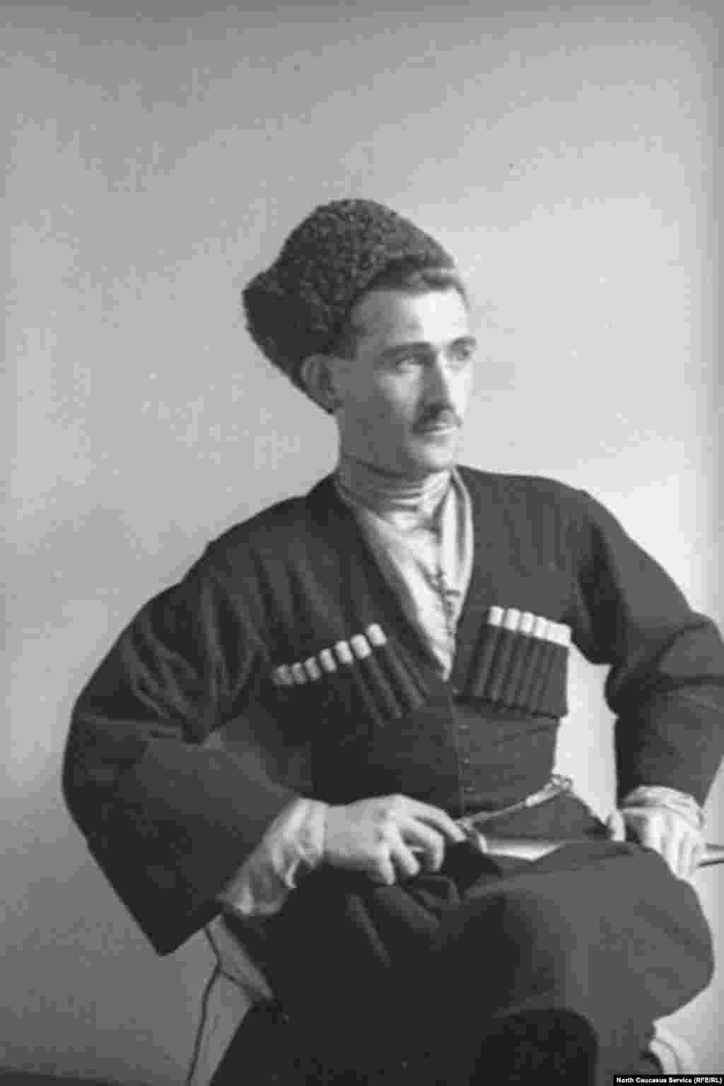 Горец и казак, одевшись в черкеску, одевали обычно и папаху, которая в отличие от черкески могла быть сшита по-разному