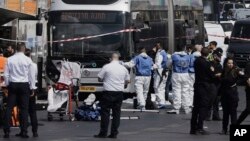 აღმოსავლეთ იერუსალიმში, რამოტის გზაგასაყარზე მომხდარი შეიარაღებული თავდასხმის ადგილას დაღუპულის ცხედართან ისრაელის უშიშროების ძალების წარმომადგენლები არიან თავმოყრილი. 8 სექტემბერი, 2025 წელი