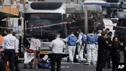 Policia dhe ekipet e shpëtimit të Izraelit në vendin e ngjarjes së një sulmi me armë zjarri ku disa persona u vranë dhe u plagosën në Jerusalem, 8 shtator 2025.