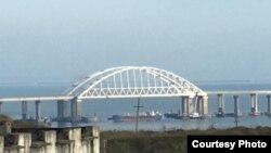 Проход под Крымским мостом перекрыли судном, 25 ноября 2018 года