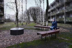Янина Николаева во дворе закрытого дома престарелых