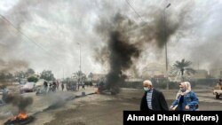 صحنه‌ای از تظاهرات اعتراضی روز یک‌شنبه چهارم آبان در شهر ناصریه عراق و در میانه بحران کرونا