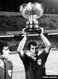 علی پروین جام قهرمانی را در ۱۹۷۶ بر سر دست برده است