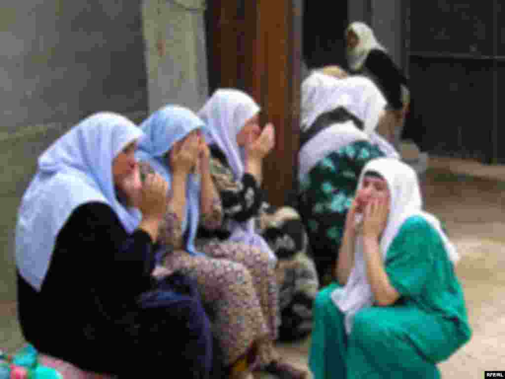 Tajikistan - Tajik women are mourning the death of their relative, 2005