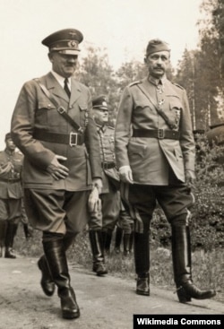 Зустріч очільника нацистської Німеччини Адольфа Гітлера та фінського головнокомандувача Карла-Густава Маннергейма, 4 червня 1942 року (Гітлер прилетів до Фінляндії привітати Маннергейма із 75-річчям)