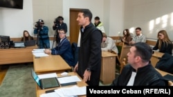 Avocatul Petru Balan (centru) obiectează față de probele noi prezentate de procuror, în ședința din 12 ianuarie 2026, de la Curtea Supremă de Justiție