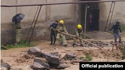Бўстонлиқда селга қарши кураш манзараси (Тошкент вилоят ҳокимлиги матбуот хизмати фотосурати).