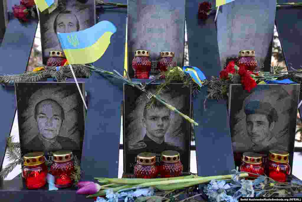 Портрети загиблих на Алеї Героїв Небесної сотні у Києві