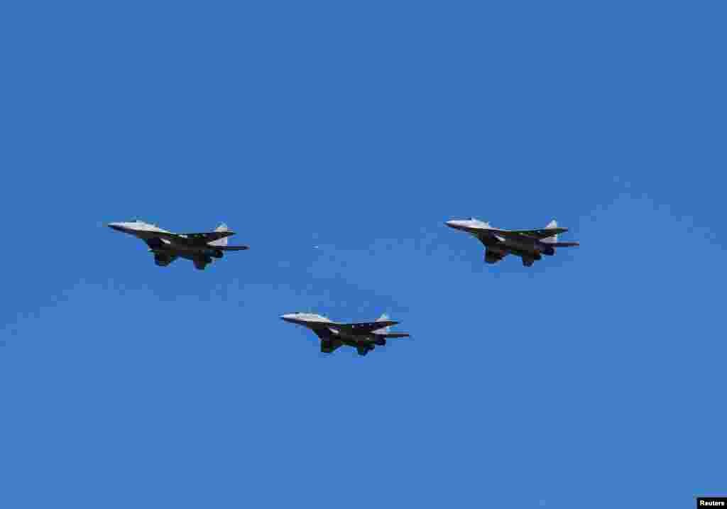 Авиони МИГ-29 прелетуваат за време на парадата во Белград