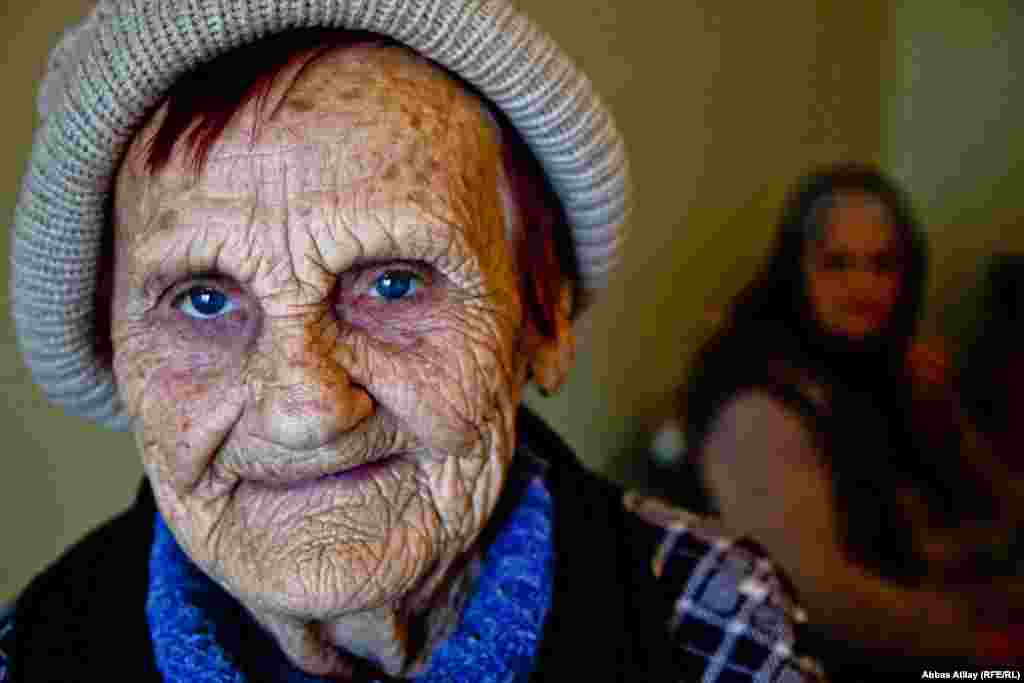 Göygölün Qırxlar kəndində yerləşən Ruhi-Əsəb Dispanserinin yaşlı sakini. Qadının üzündəki qırışlar onun necə bir həyat yolu keçdiyindən danışır. 