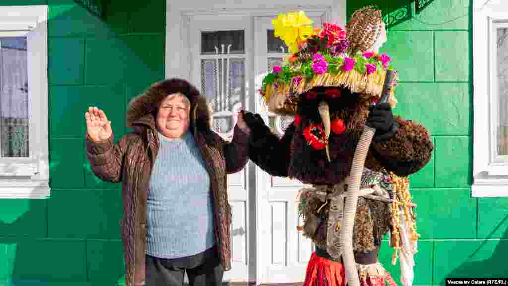 O gospodină dansează cu un „drac”, unul dintre personajele tradiționale ale Malancăi.