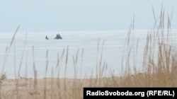 Рибалки на пляжі у селі Бердянське