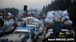 Сирийские беженцы направляются к сирийско-турецкой границе. 24 декабря 2019 года.