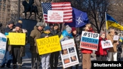 "САШ подкрепя Украйна". Това пише на един от плакатите на протестиращи срещу руската агресия и в подкрепа на Украйна, 22 януари 2022 г. в Ню Йорк.
