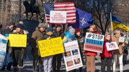 "САШ подкрепя Украйна". Това пише на един от плакатите на протестиращи срещу руската агресия и в подкрепа на Украйна, 22 януари 2022 г. в Ню Йорк.