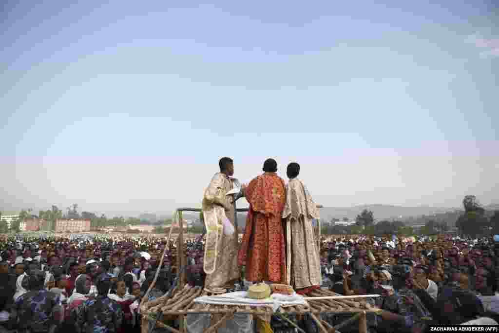 Православные священники поливают прихожан святой водой из шланга, Эфиопия.