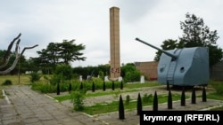 Корабельное орудие у памятника погибшим морякам в поселке Николаевка
