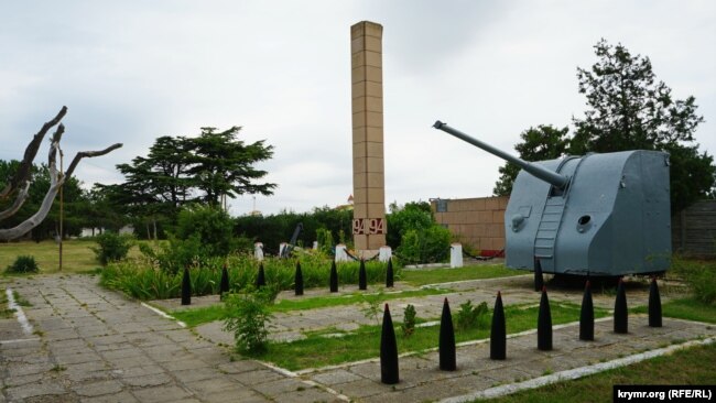 Корабельное орудие у памятника погибшим морякам в поселке Николаевка