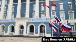 Першотравневе оздоблення біля будівлі Слідчого управління РФ у Криму. 1 травня 2026 року