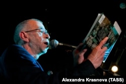 Лев Рубинштейн во время выступления на вечере "Болотное дело" в поддержку "узников 6 мая", 2012 год