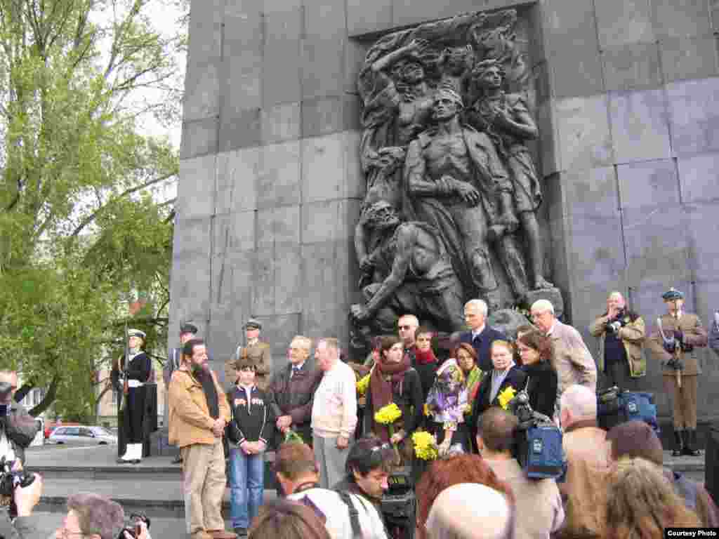 19 апреля 2007 г. у Памятника героям гетто. Марек Эдельман с друзьями