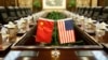 Flamuri i SHBA-së (djathtë) dhe ai i Kinës (majtë). 