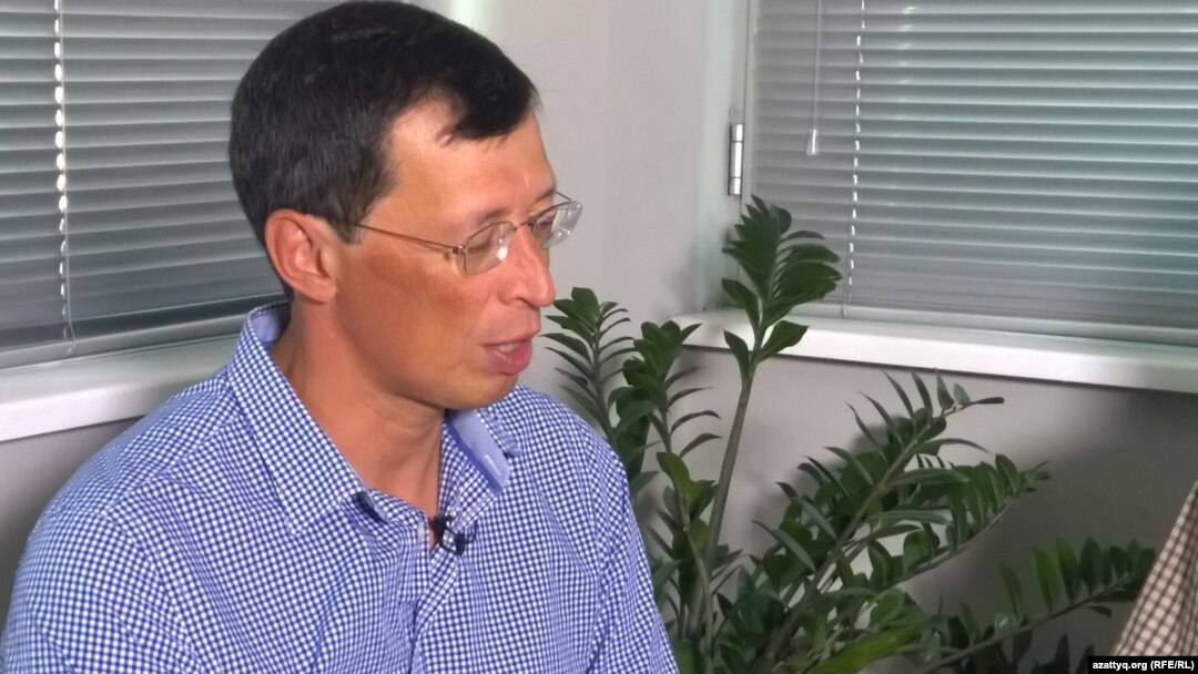 Қазақстан Ұлттық банкі бұрынғы төрағасы, экономист Ораз Жандосов Азаттыққа сұхбат беріп отыр. Алматы, 20 тамыз 2015 жыл.
