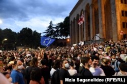 Tbilisi, 6 iulie: proteste pentru și impotriva comunității LGBTQ și a dreptului minorităților sexuale de a se manifesta liber, Georgia, 2021.