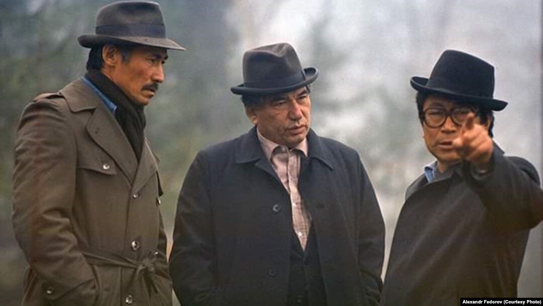 Солдон оңго: Сүймөнкул Чокморов, Чыңгыз Айтматов, Төлөмүш Океев. Архивдик сүрөт. 