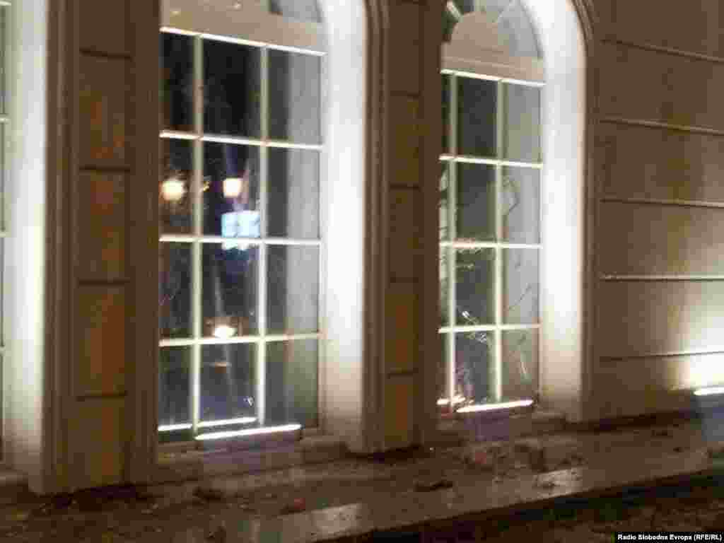 Polupani prozori na zgradi Vlade Makedonije