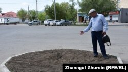 Гражданский активист Бакытжан Курманов указывает на место, где с 1997 года стоял памятник Левону Мирзояну, руководителю Казахстана с 1933 по 1938 год. Актобе, 18 мая 2018 года.