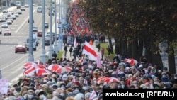Мудрість проти Лукашенка: опозиційний та провладний марші у Мінську (фоторепортаж)
