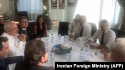 Presidenti francez, Emmanuel Macron me ekipin e tij, në takim me ministrin e Jashtëm iranian, Mohammad Javad Zarif.